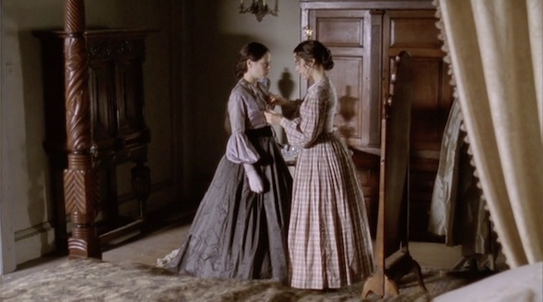 心虚...赶紧遮住小草莓